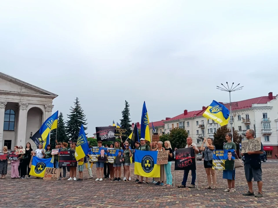 Славутичани провели мирну акцію на підтримку військовополонених ЧАЕС у Чернігові фото №5