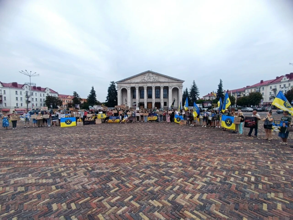 Славутичани провели мирну акцію на підтримку військовополонених ЧАЕС у Чернігові фото №6