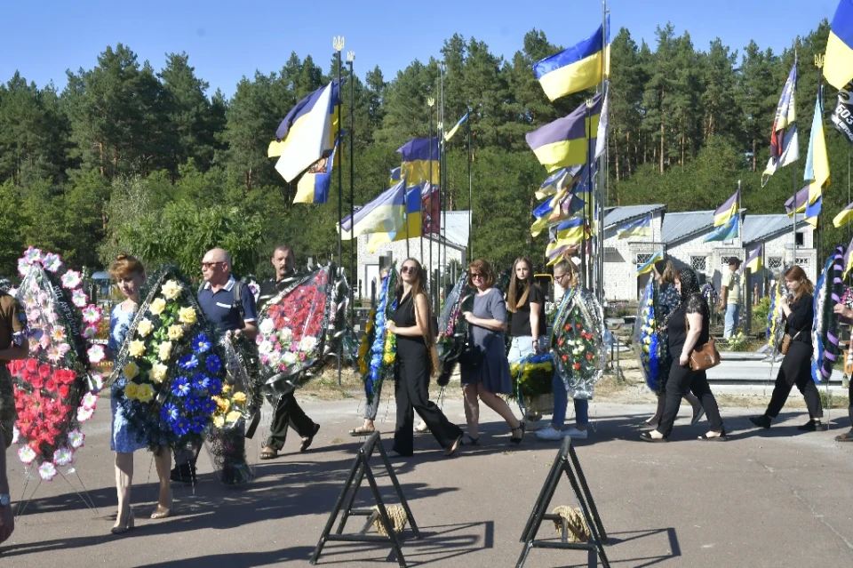 У Славутичі прощалися із загиблим Героєм Ігорем Ткачем фото №12