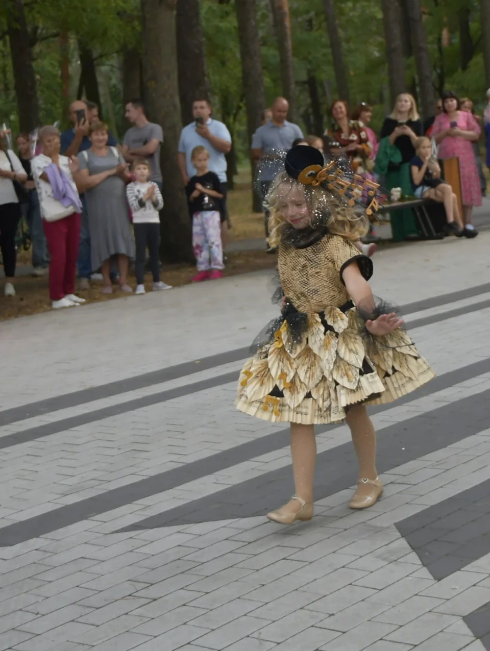 Маленькі принцеси Славутича підкорюють серця: фоторепортаж з конкурса "Міні Міс Славутич"   фото №11