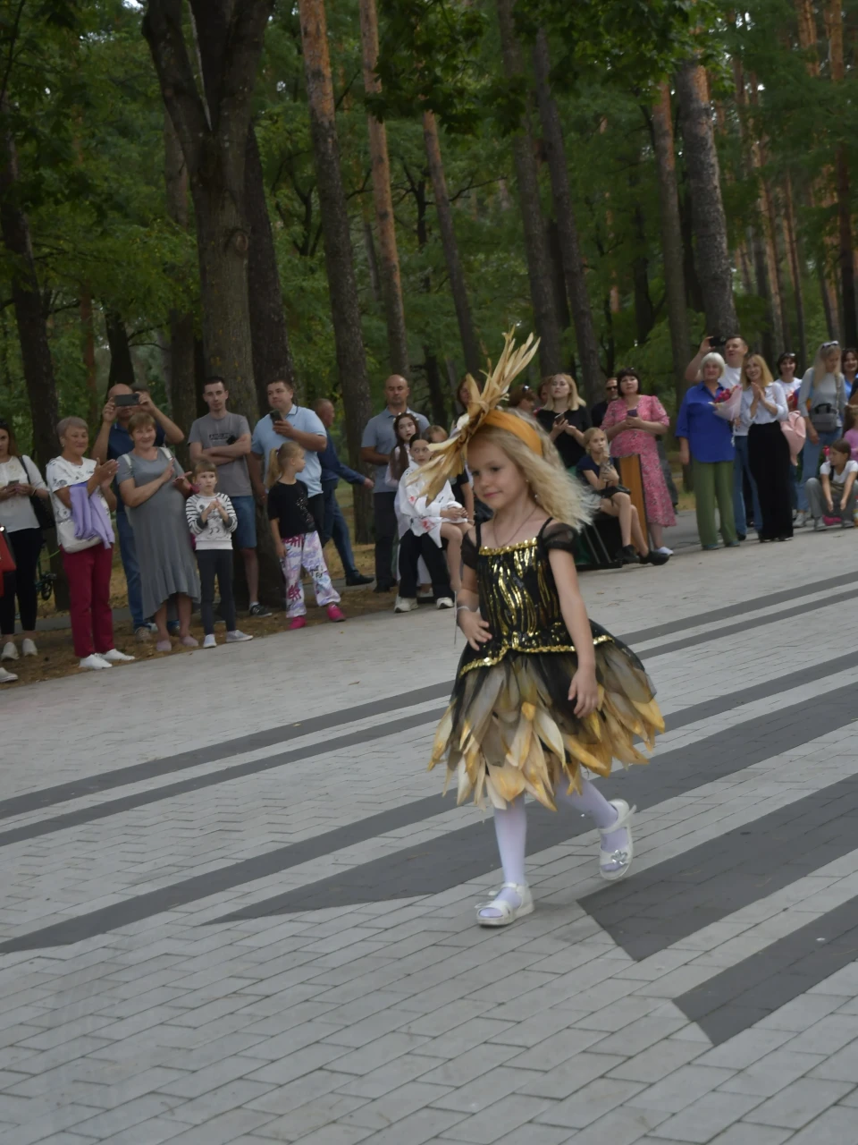 Маленькі принцеси Славутича підкорюють серця: фоторепортаж з конкурса "Міні Міс Славутич"   фото №14