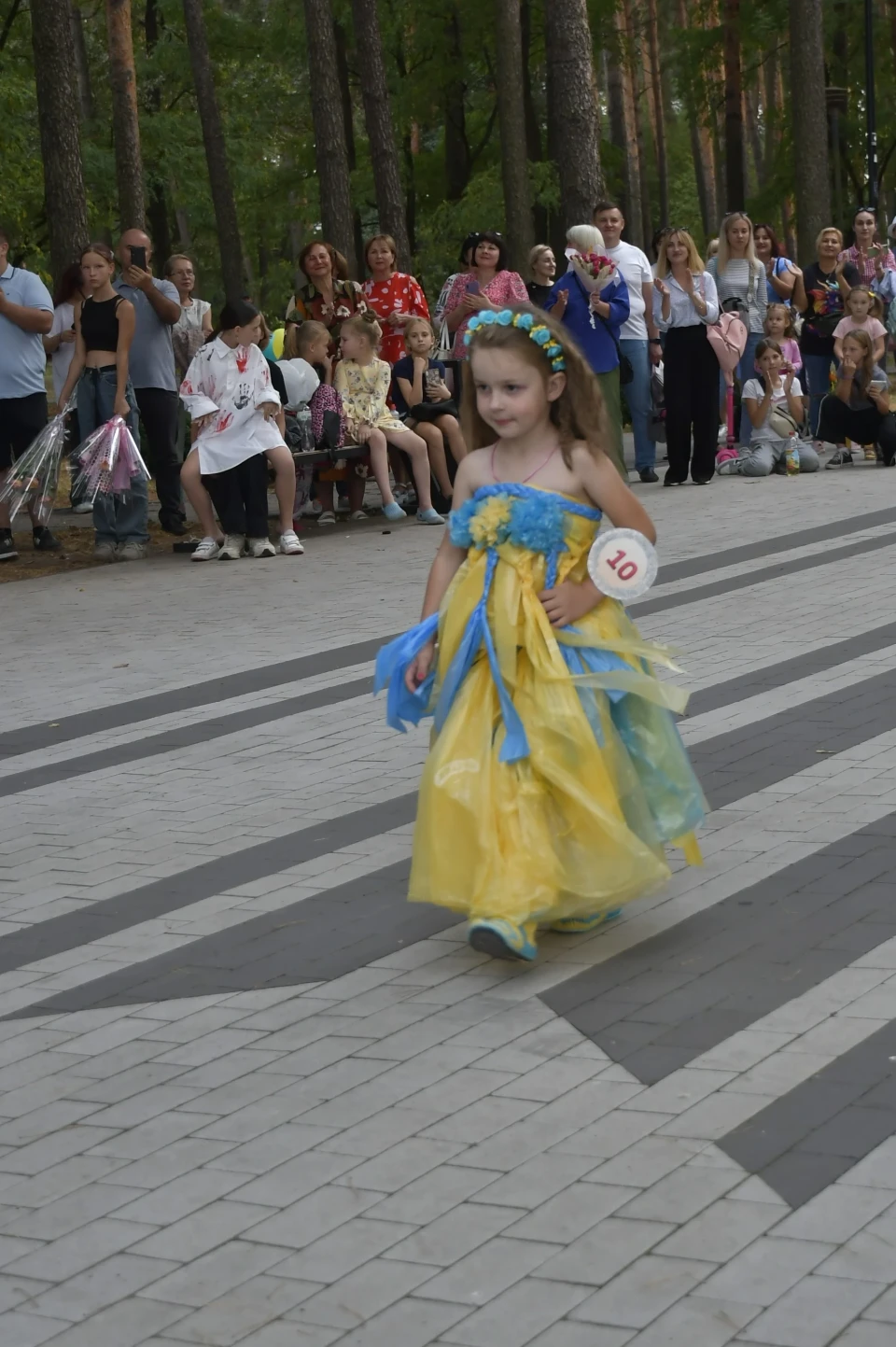 Маленькі принцеси Славутича підкорюють серця: фоторепортаж з конкурса "Міні Міс Славутич"   фото №23