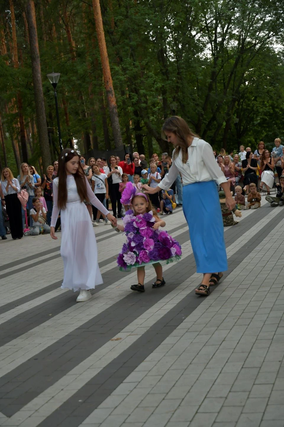 Маленькі принцеси Славутича підкорюють серця: фоторепортаж з конкурса "Міні Міс Славутич"   фото №26