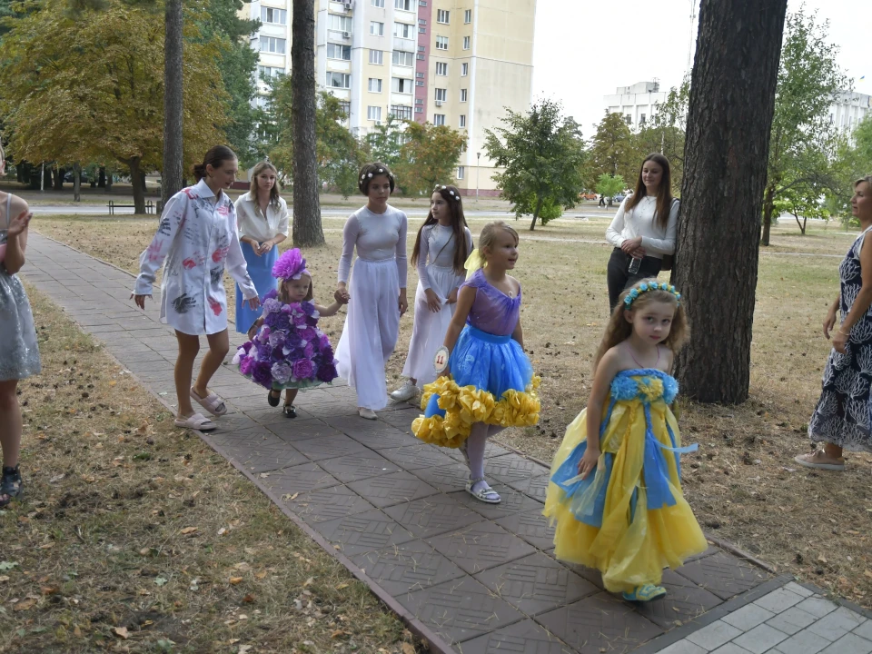 Маленькі принцеси Славутича підкорюють серця: фоторепортаж з конкурса "Міні Міс Славутич"   фото №30