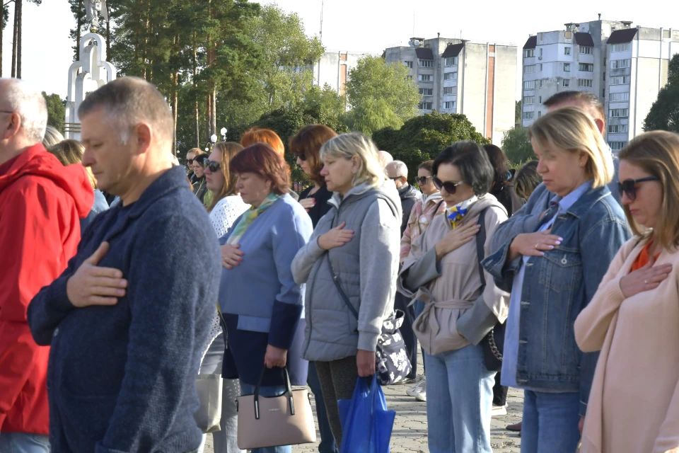 Славутич вшанував пам'ять 74 героїв: хвилина мовчання на центральній площі фото №4