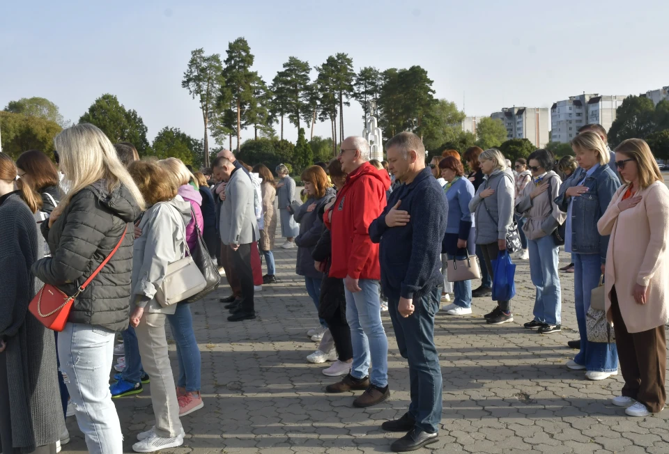 Славутич вшанував пам'ять 74 героїв: хвилина мовчання на центральній площі фото №5