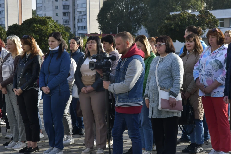 Славутич вшанував пам'ять 74 героїв: хвилина мовчання на центральній площі фото №9