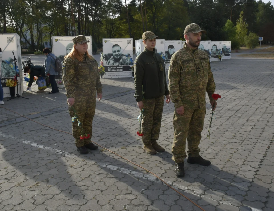 Славутич вшанував пам'ять 74 героїв: хвилина мовчання на центральній площі фото №10