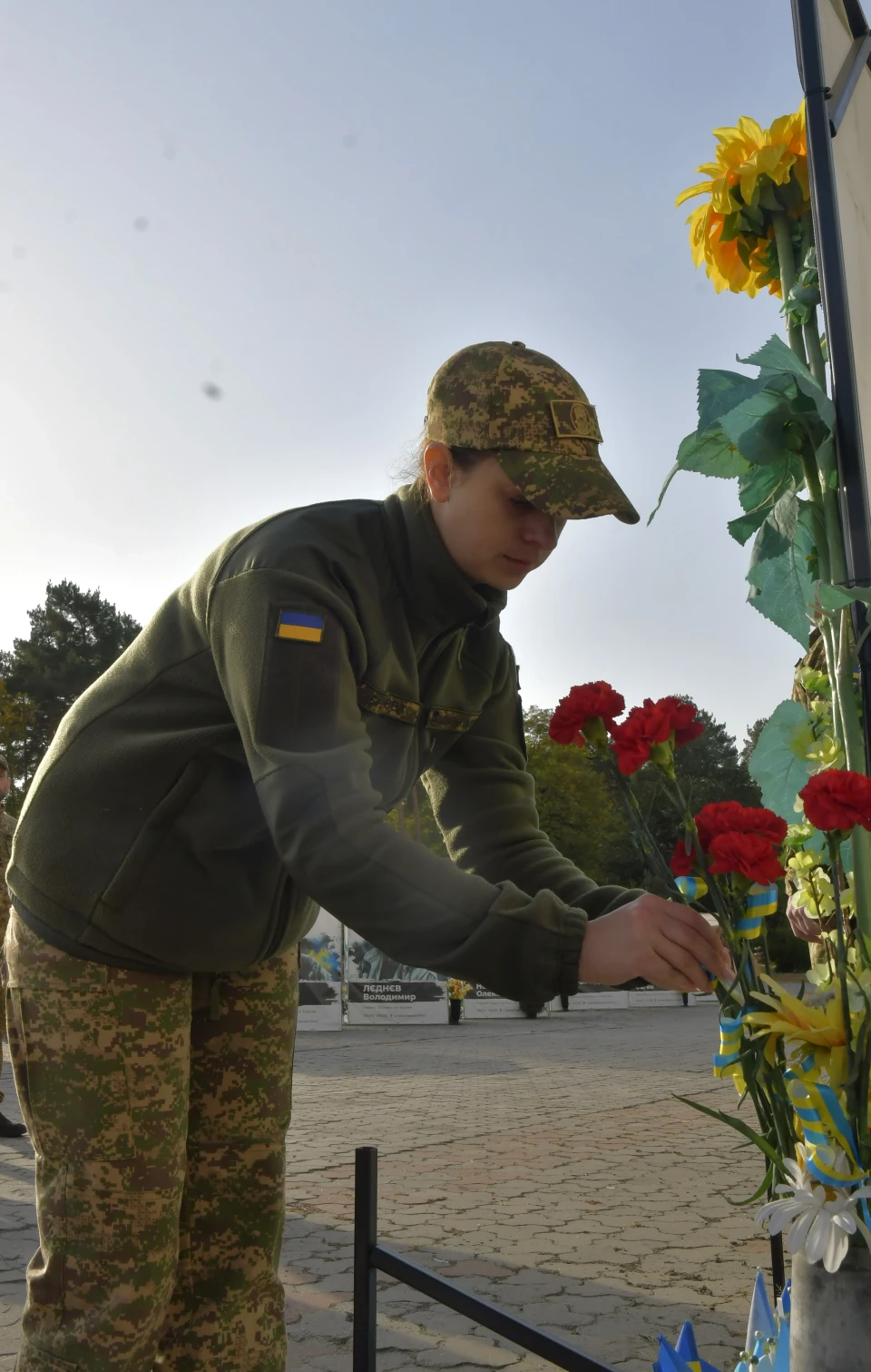 Славутич вшанував пам'ять 74 героїв: хвилина мовчання на центральній площі фото №11