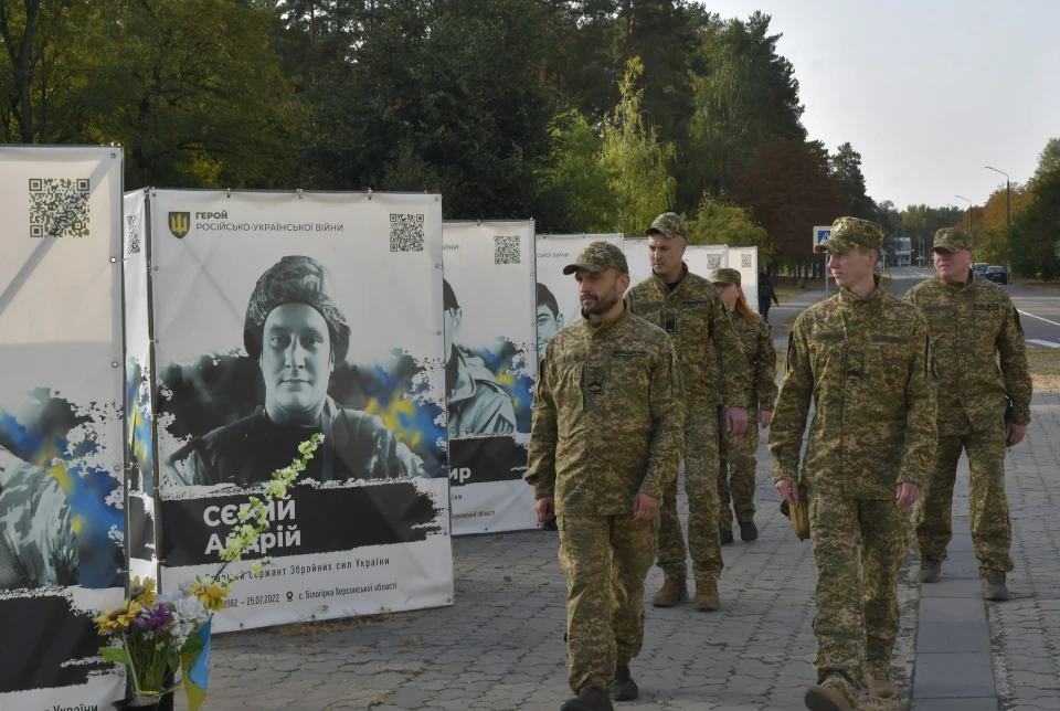 Славутич вшанував пам'ять 74 героїв: хвилина мовчання на центральній площі фото №12