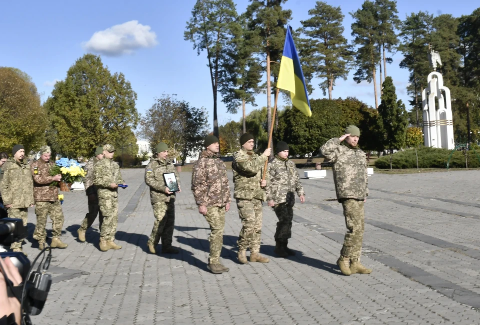 У Славутичі вшанували пам’ять Дениса Костальського — героя, який віддав життя за Україну фото №2