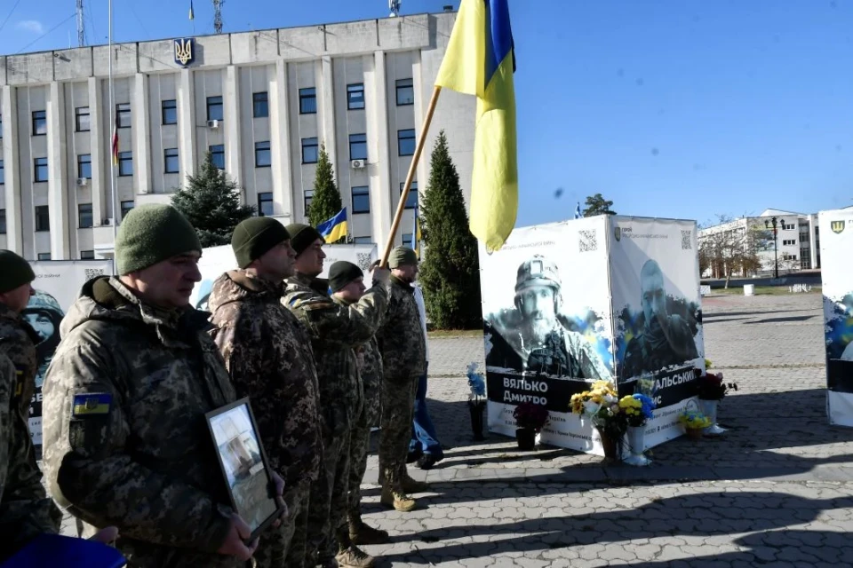 У Славутичі вшанували пам’ять Дениса Костальського — героя, який віддав життя за Україну фото №3