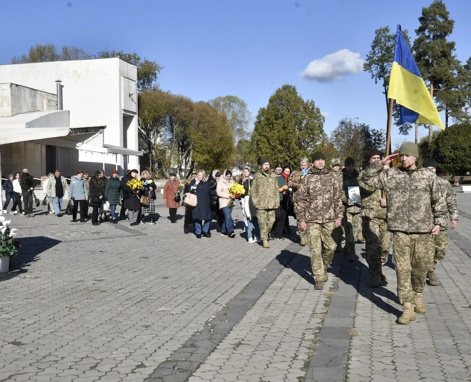 У Славутичі вшанували пам’ять Дениса Костальського — героя, який віддав життя за Україну фото №4