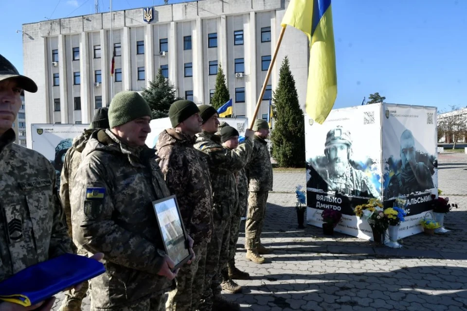 У Славутичі вшанували пам’ять Дениса Костальського — героя, який віддав життя за Україну фото №5