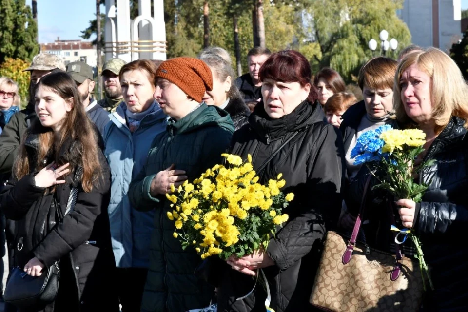 У Славутичі вшанували пам’ять Дениса Костальського — героя, який віддав життя за Україну фото №7