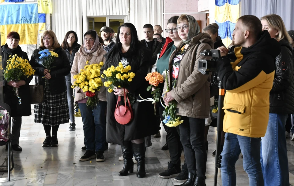 У Славутичі вшанували пам’ять Дениса Костальського — героя, який віддав життя за Україну фото №12