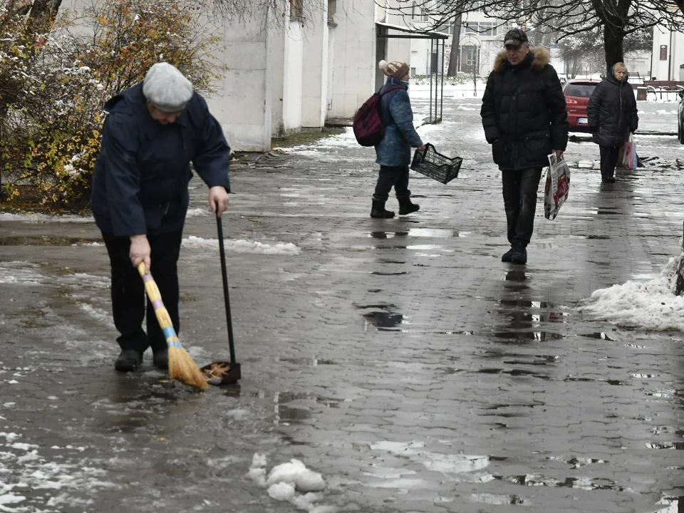 Снігопад у Славутичі: як місто бореться зі слизькими дорогами фото №5