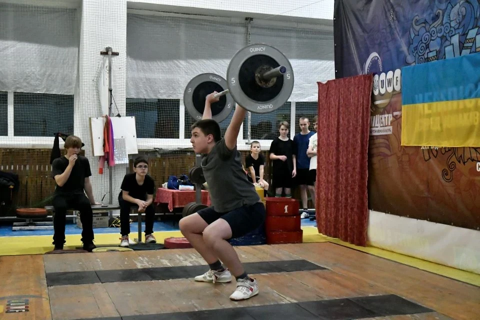 Юні важкоатлети Славутича підкорюють нові висоти: як пройшов чемпіонат міста фото №17