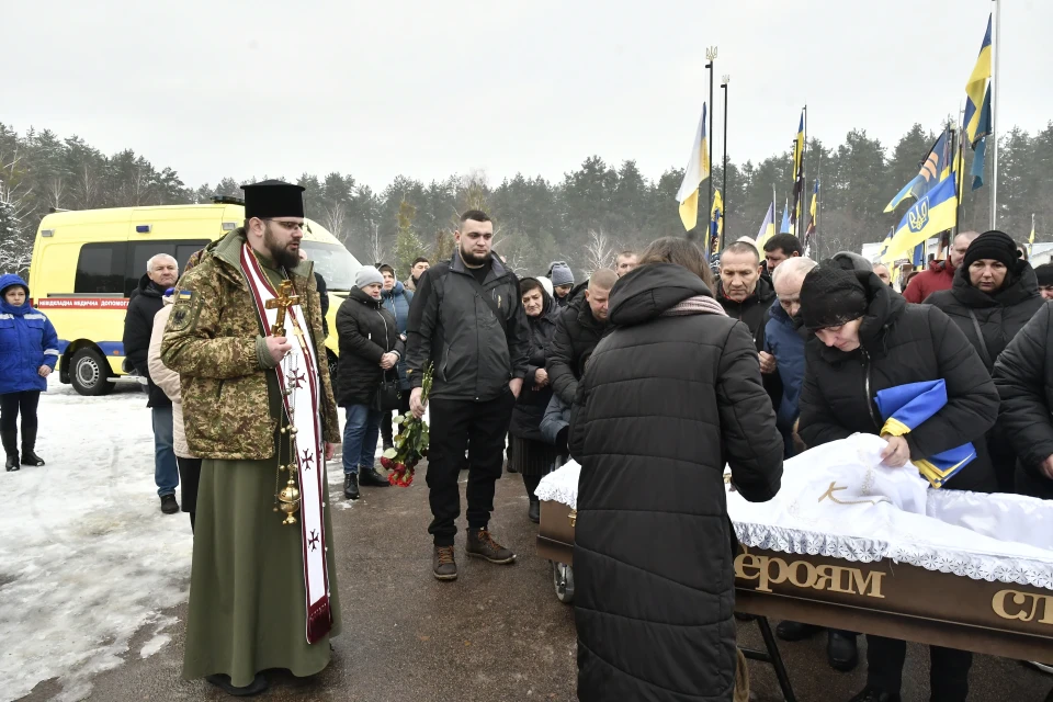 У Славутичі попрощались з героєм Олександром Голушком, який віддав своє життя за Україну фото №1