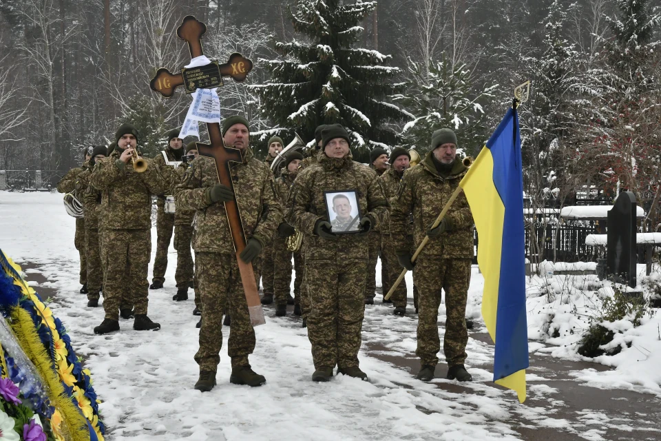 У Славутичі попрощались з героєм Олександром Голушком, який віддав своє життя за Україну фото №2