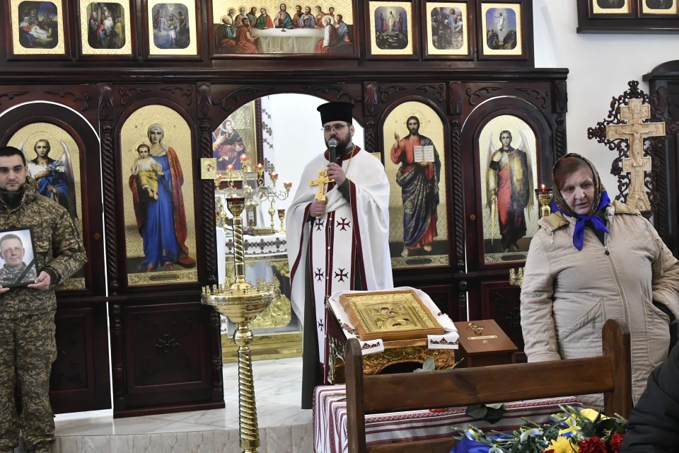 У Славутичі попрощались з героєм Олександром Голушком, який віддав своє життя за Україну фото №16