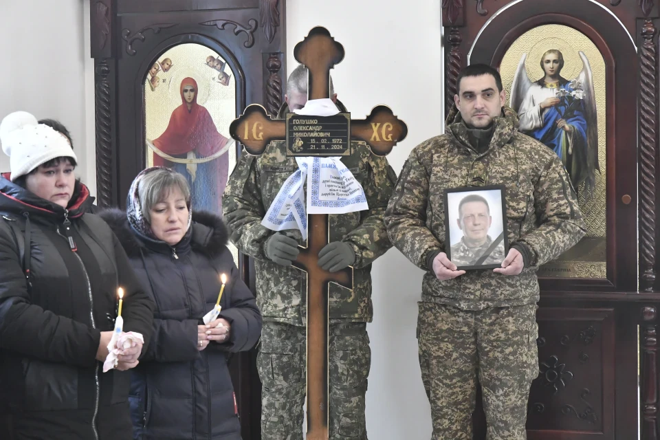 У Славутичі попрощались з героєм Олександром Голушком, який віддав своє життя за Україну фото №18