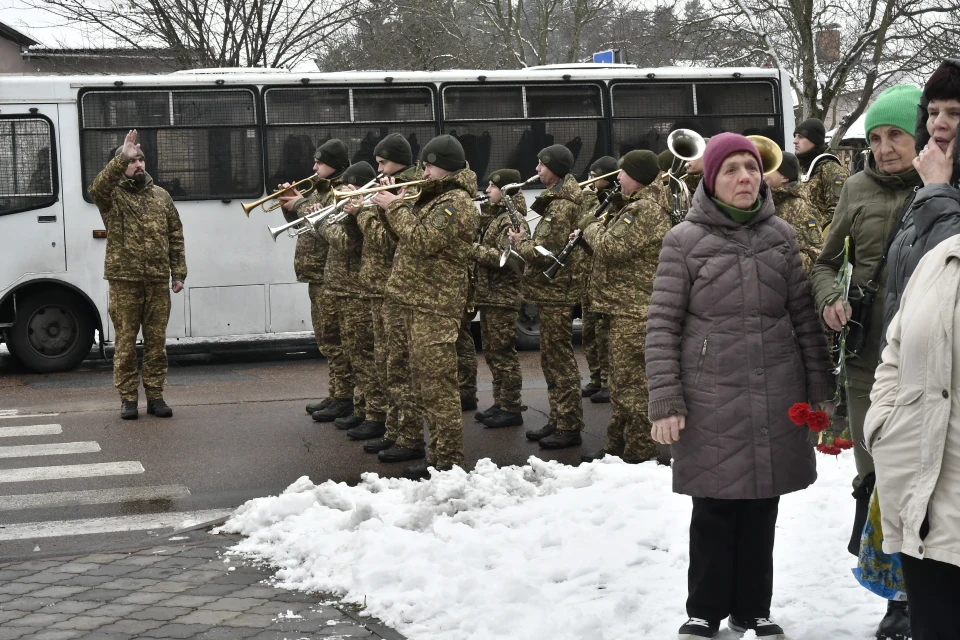 У Славутичі попрощались з героєм Олександром Голушком, який віддав своє життя за Україну фото №19