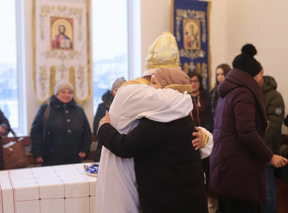 Святий Миколай завітав до родин загиблих героїв у храмі Славутича фото №1