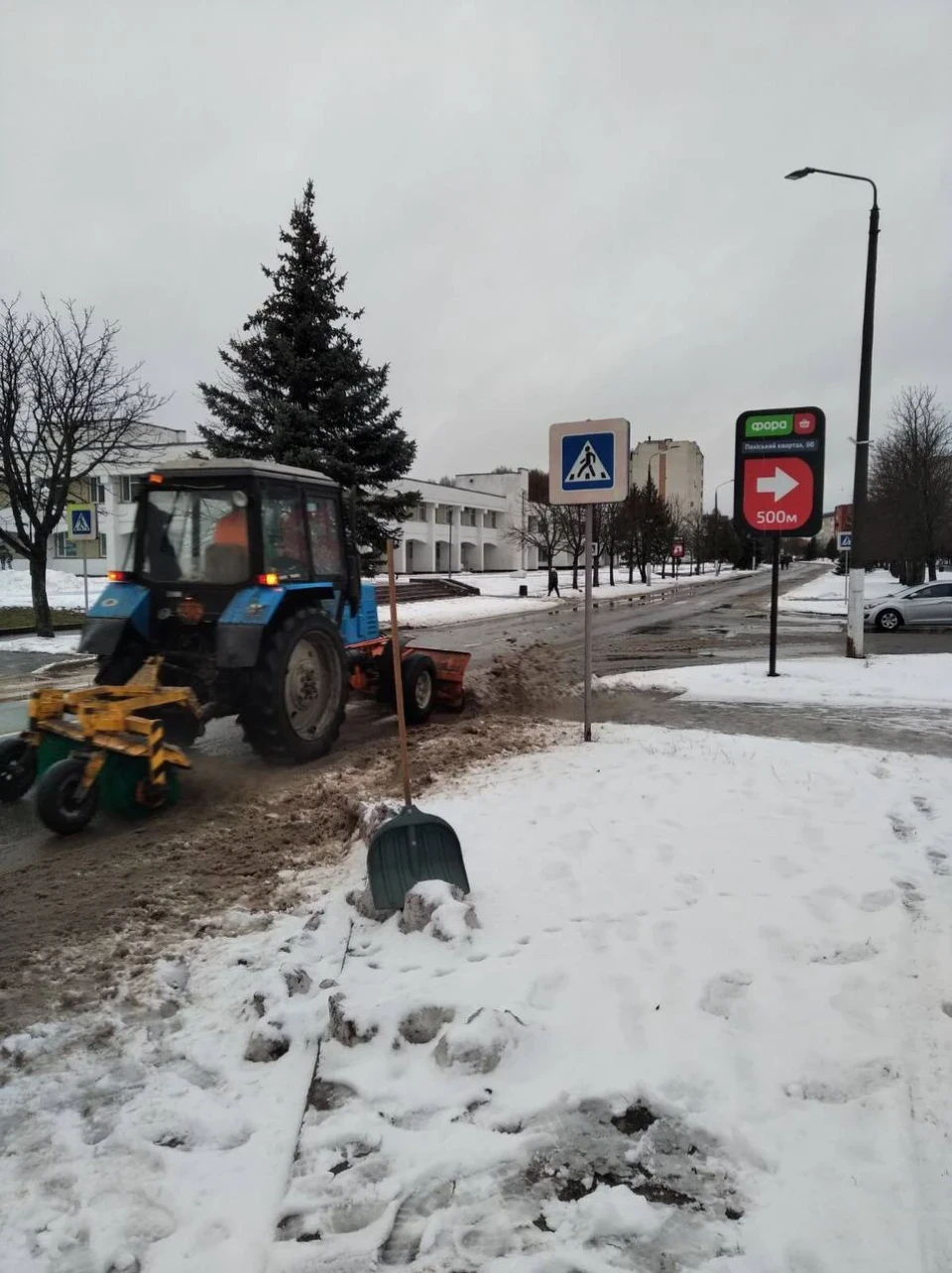 У Славутичі триває прибирання тротуарів та доріг фото №2