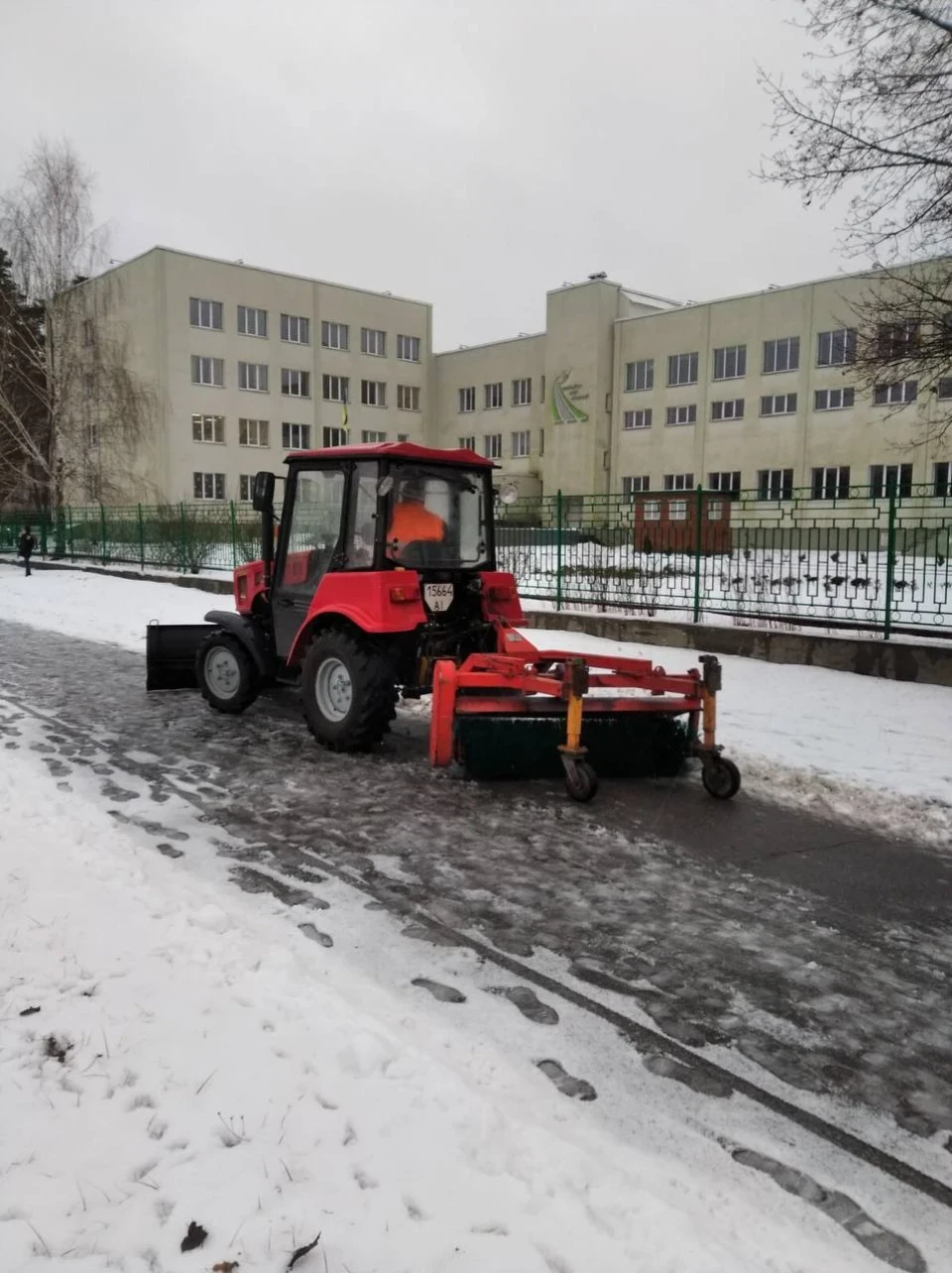 У Славутичі триває прибирання тротуарів та доріг фото №3