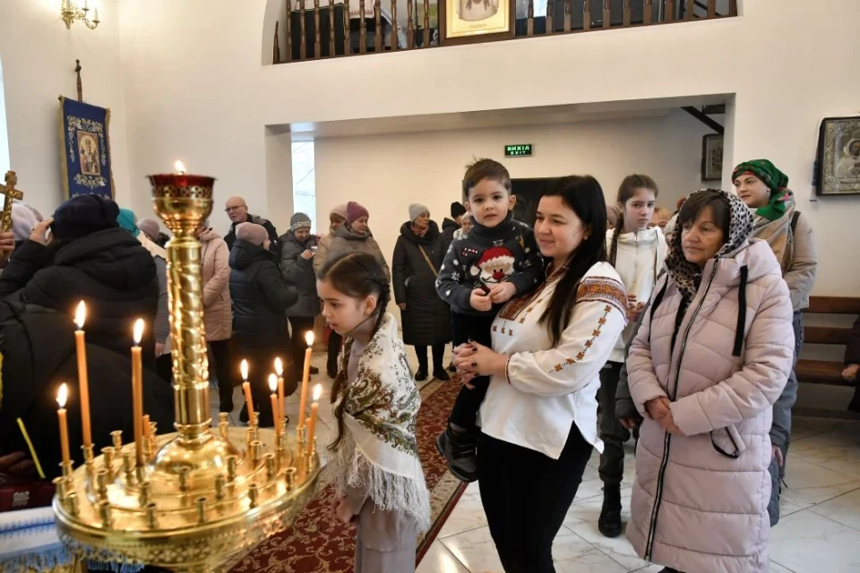 Божественна Різдвяна літургія у храмі "Неустанна Поміч" у Славутичі фото №25