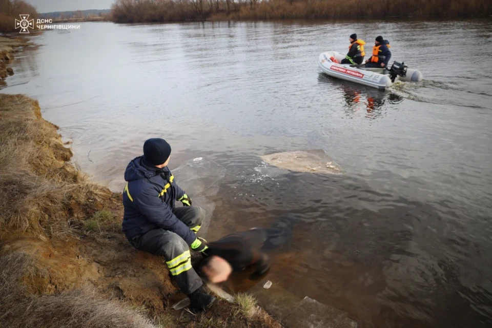 На Чернігівщині водолази знайшли тіло чоловіка, пошуки 7-річного хлопчика тривають фото №1