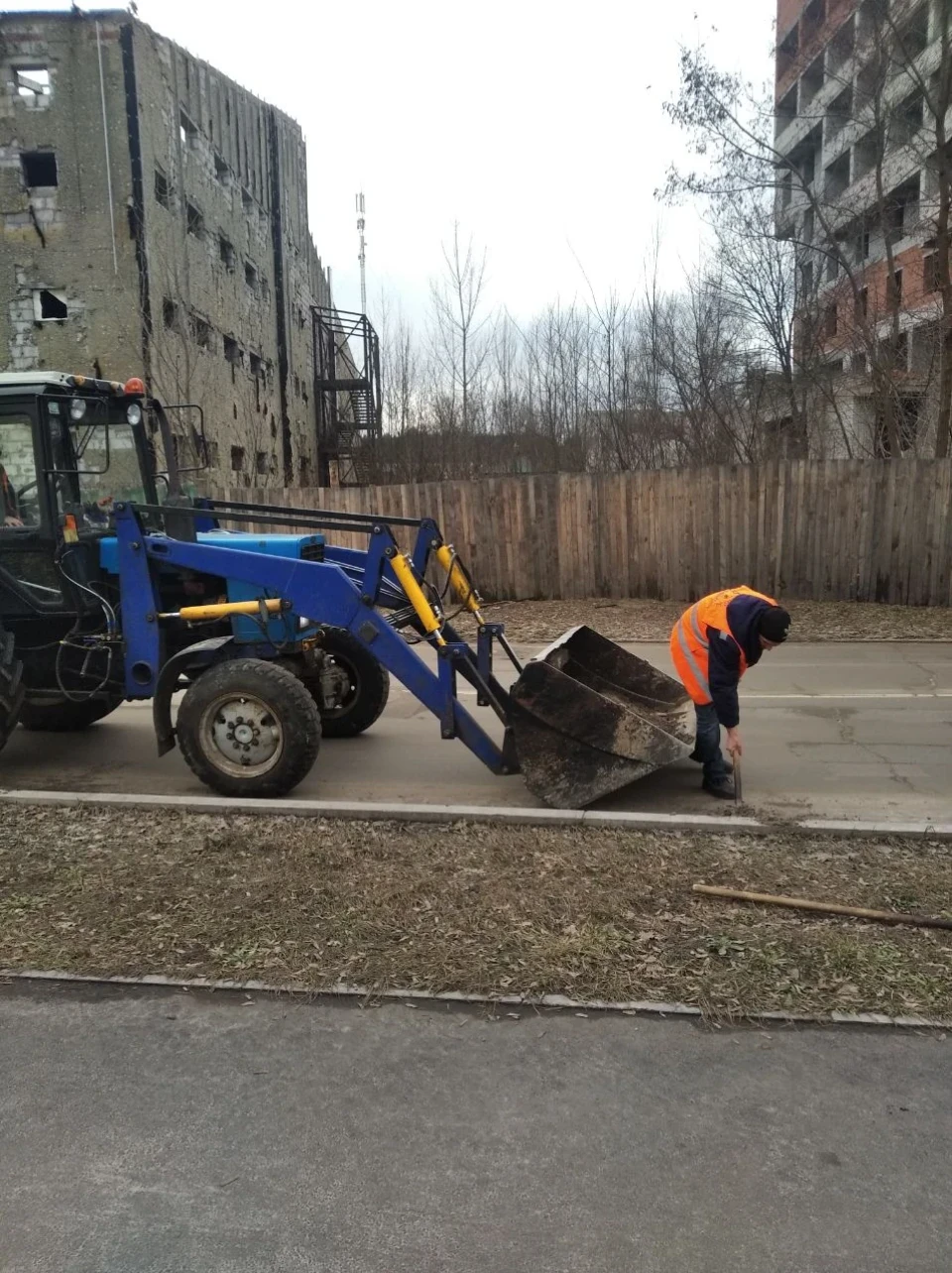 Славутич без снігу, але з порядком: комунальники продовжують наводити чистоту фото №1