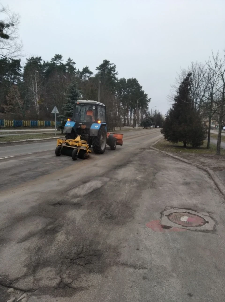 Славутич без снігу, але з порядком: комунальники продовжують наводити чистоту фото №3