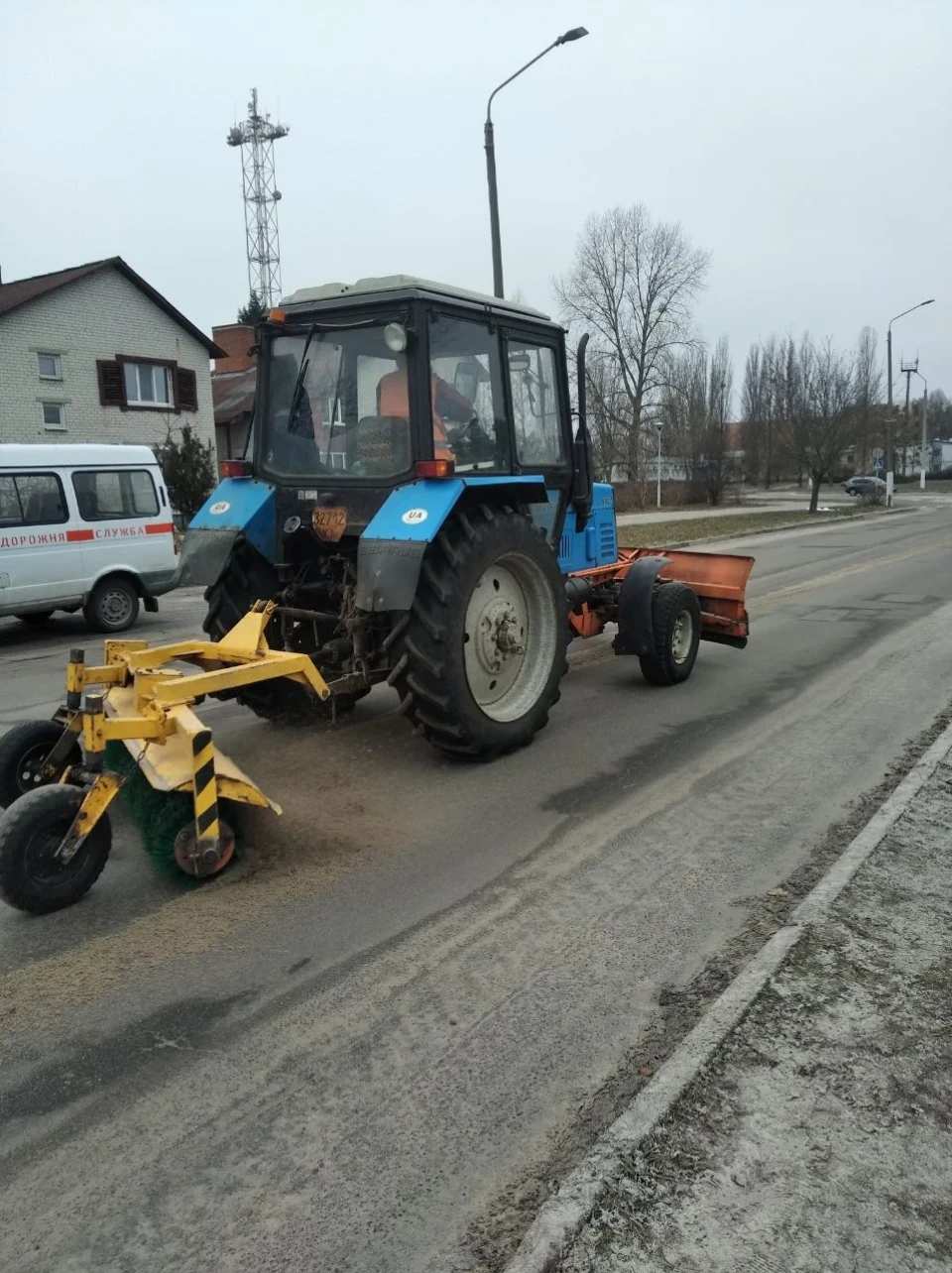 Славутич без снігу, але з порядком: комунальники продовжують наводити чистоту фото №4