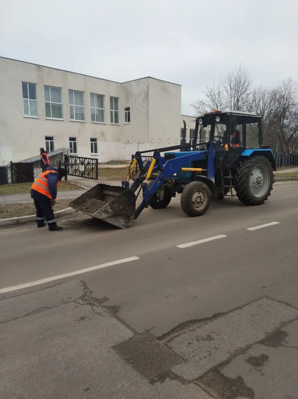 Славутич без снігу, але з порядком: комунальники продовжують наводити чистоту фото №5