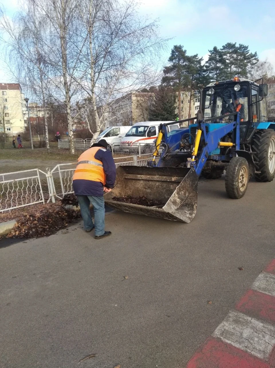 Славутич без снігу, але з порядком: комунальники продовжують наводити чистоту фото №6