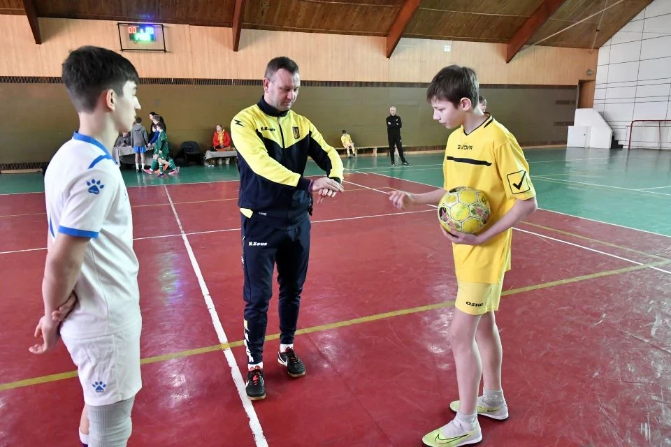 В «Олімпійці» відбувся відкритий чемпіонат КДЮСШ Славутича з футзалу фото №17