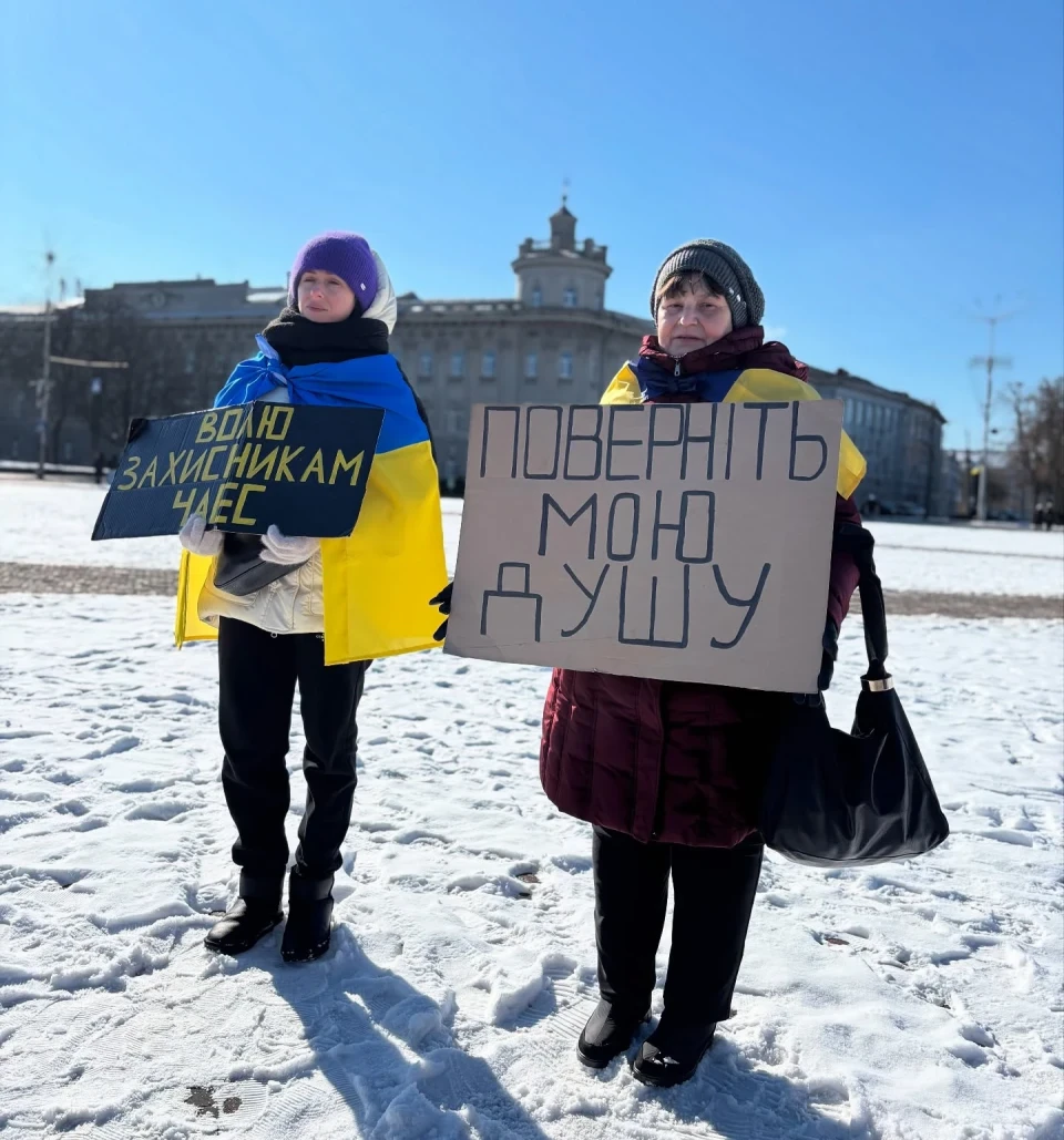 У Чернігові пройшла мирна акція на підтримку військовополонених захисників ЧАЕС та зниклих безвісти фото №7