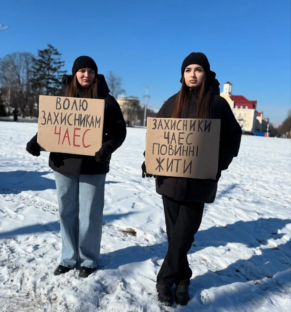 У Чернігові пройшла мирна акція на підтримку військовополонених захисників ЧАЕС та зниклих безвісти фото №11