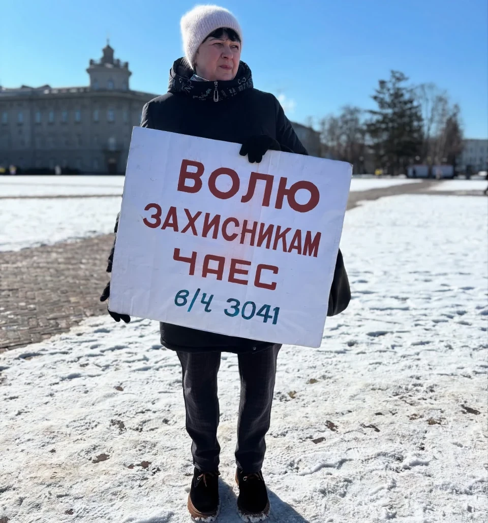 У Чернігові пройшла мирна акція на підтримку військовополонених захисників ЧАЕС та зниклих безвісти фото №17