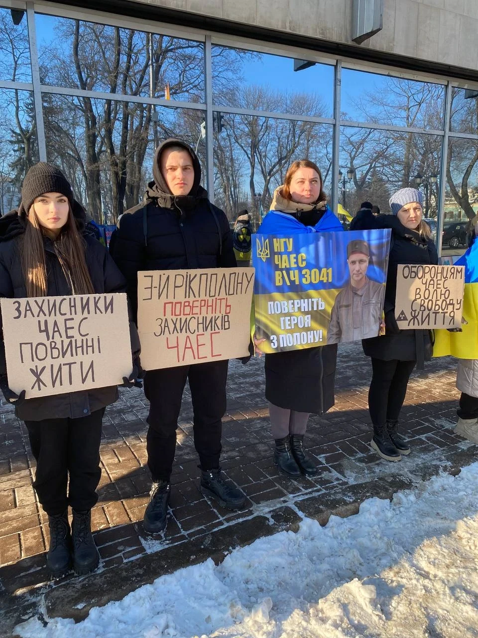 Три роки в полоні: у Києві пройшла мирна акція на підтримку захисників ЧАЕС фото №36