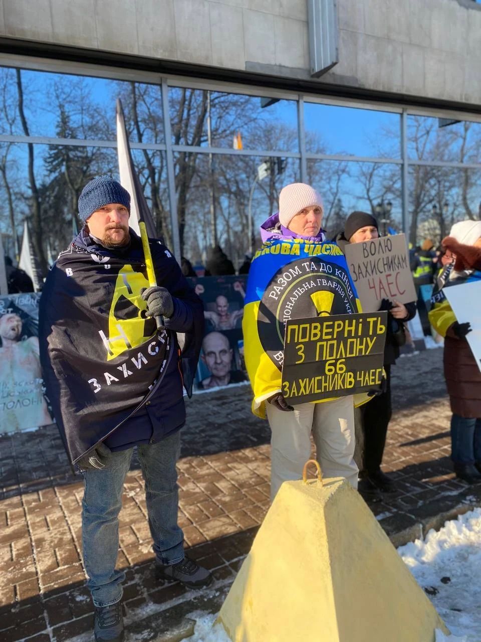 Три роки в полоні: у Києві пройшла мирна акція на підтримку захисників ЧАЕС фото №37