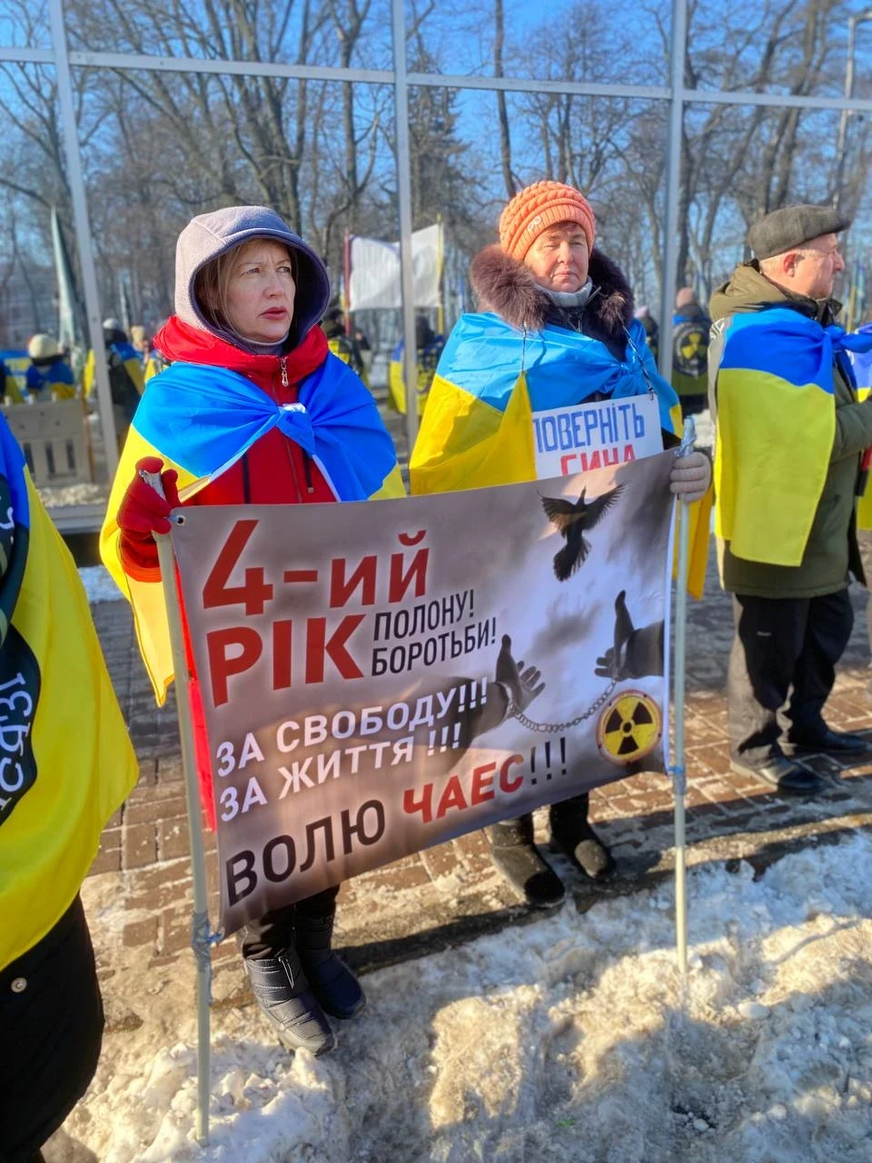 Три роки в полоні: у Києві пройшла мирна акція на підтримку захисників ЧАЕС фото №38