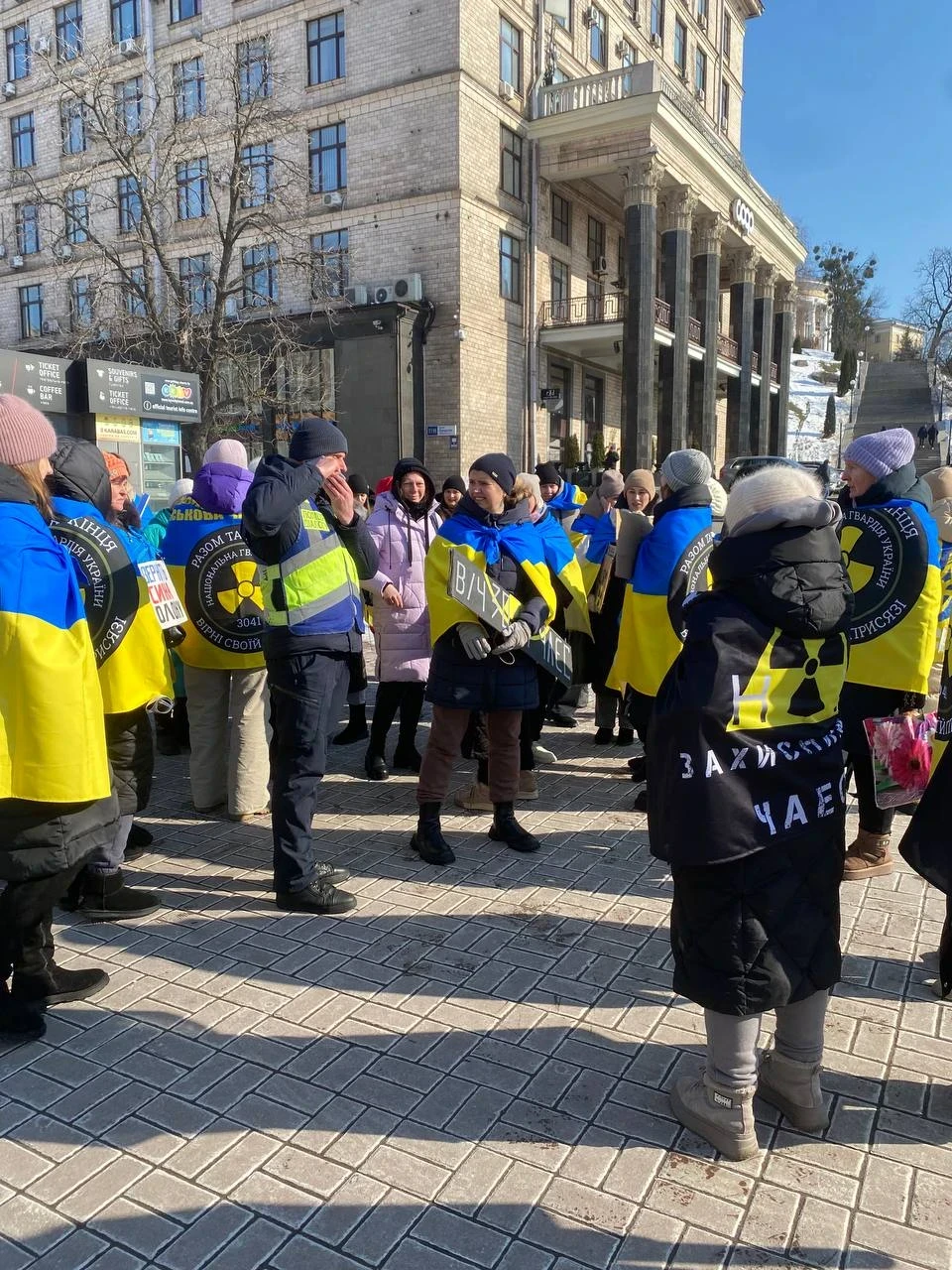 Три роки в полоні: у Києві пройшла мирна акція на підтримку захисників ЧАЕС фото №49