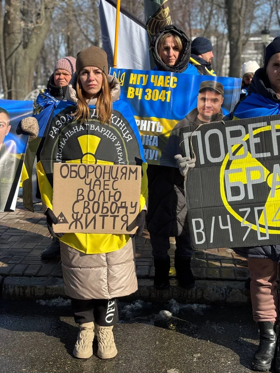 Три роки в полоні: у Києві пройшла мирна акція на підтримку захисників ЧАЕС фото №58