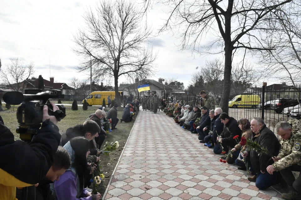 Славутич попрощався з Євгеном Тудаєм: громада провела воїна в останню путь фото №1