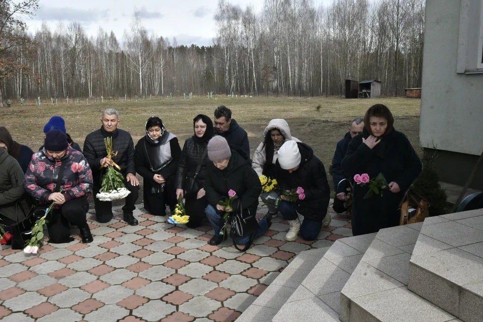 Славутич попрощався з Євгеном Тудаєм: громада провела воїна в останню путь фото №3