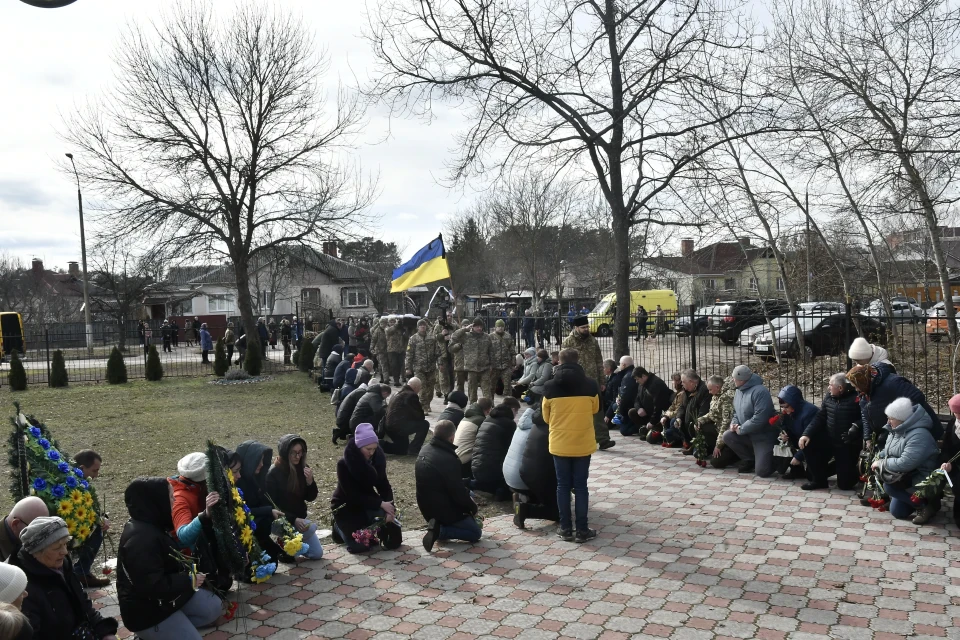 Славутич попрощався з Євгеном Тудаєм: громада провела воїна в останню путь фото №4