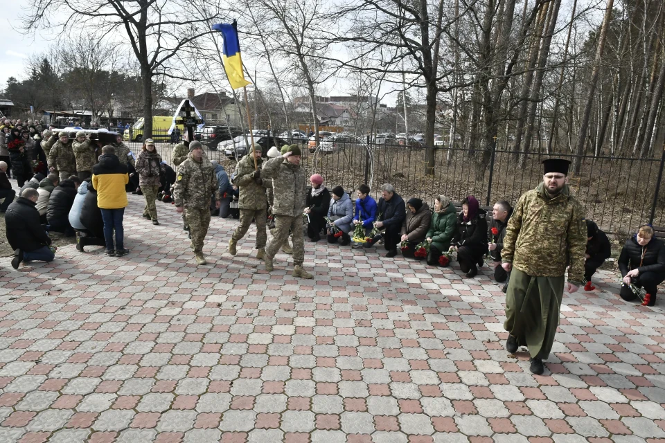 Славутич попрощався з Євгеном Тудаєм: громада провела воїна в останню путь фото №5